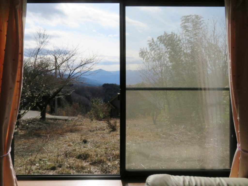 窓から武甲山が