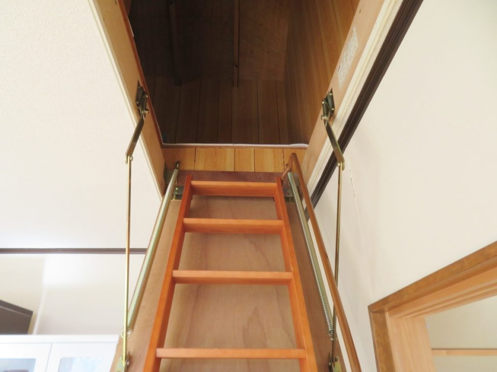 小屋裏へ