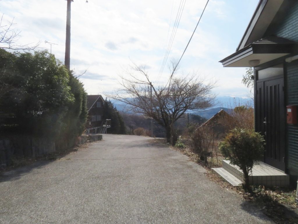 建物横から