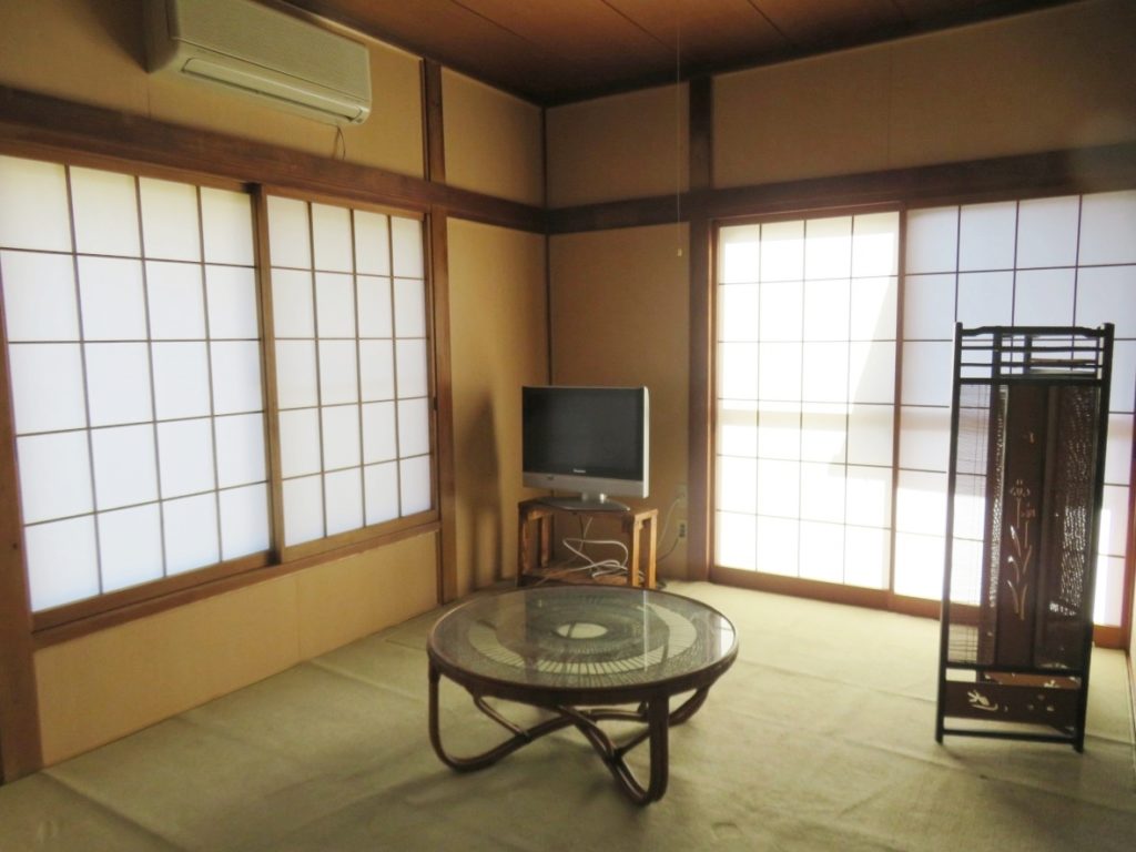 右手に和室