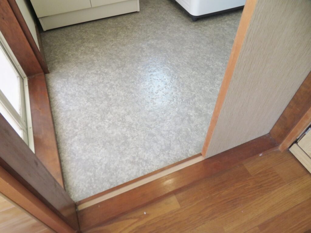 洗面脱衣室へは便利な引き戸