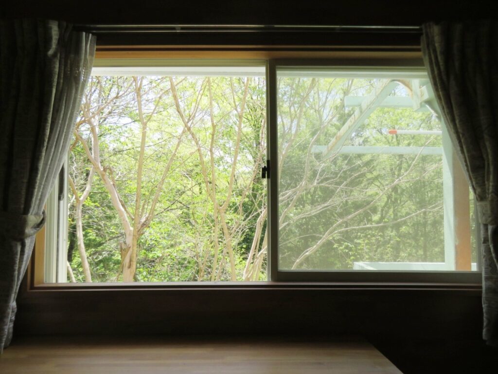 目の前の窓を開けて