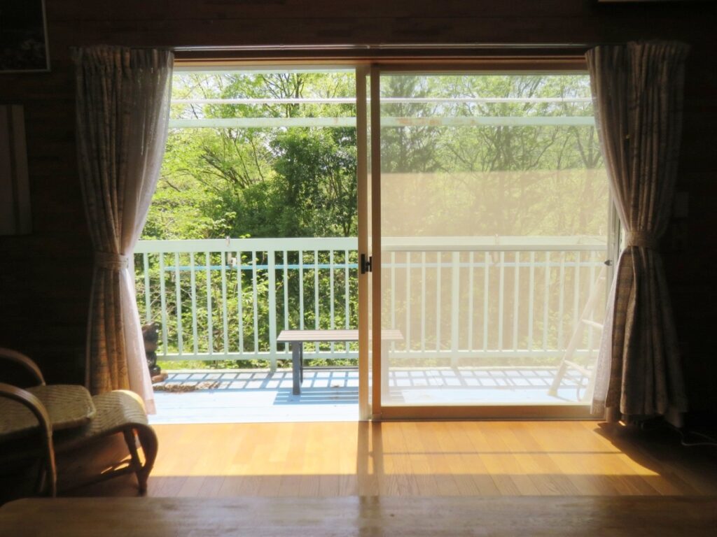 大きな窓を開けると