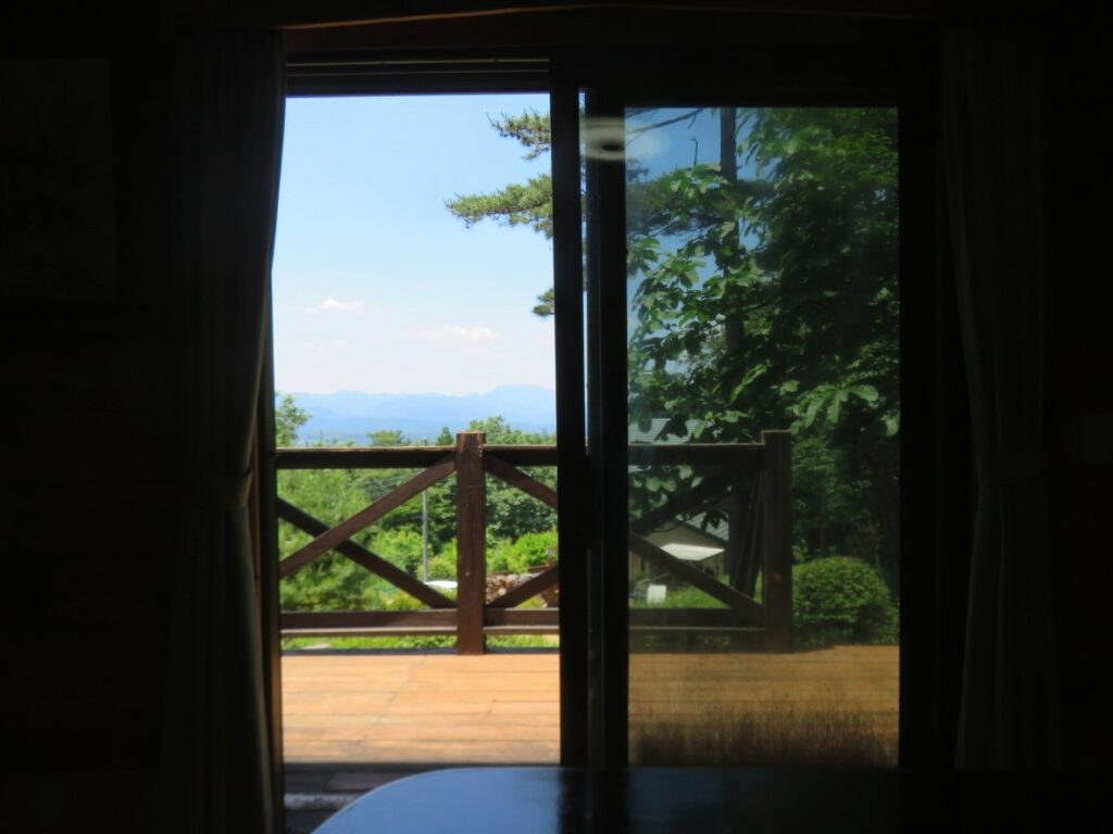 ウッドデッキの先に両神山が