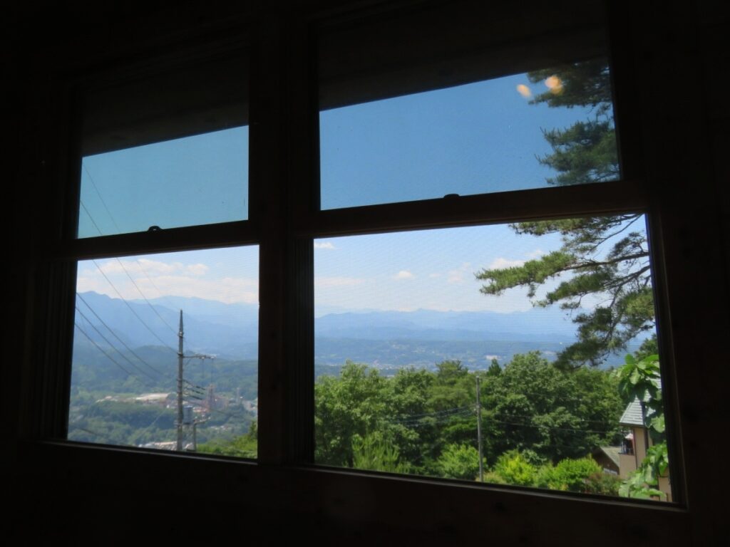 秩父の山なみに秩父の市街地