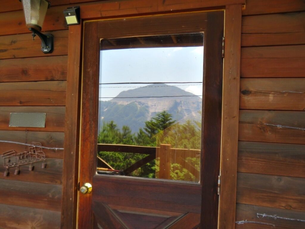 玄関ドアのガラスに武甲山が! 鏡ではありません