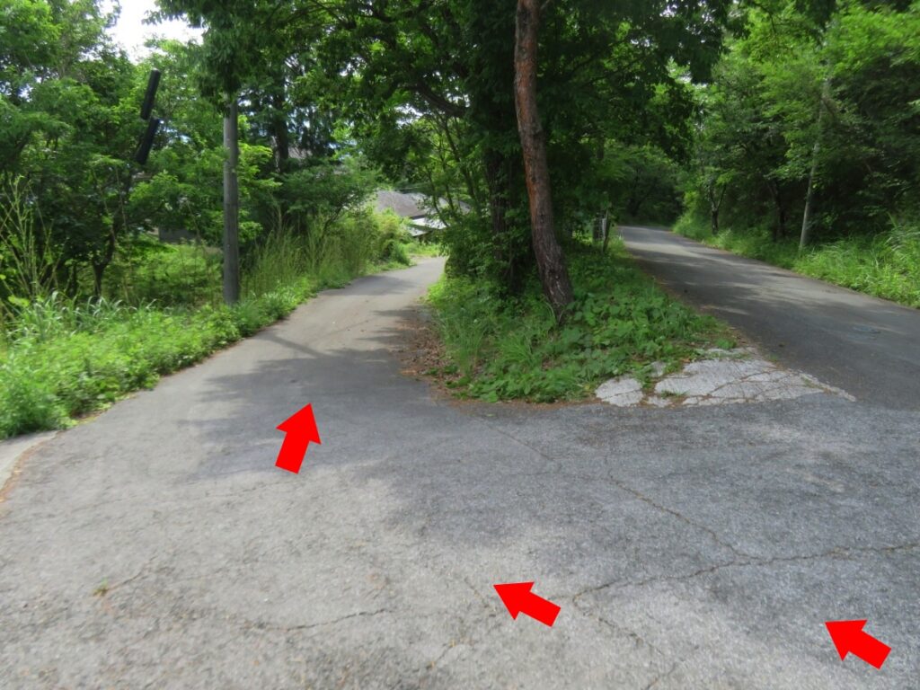 矢印の方向へ下ります