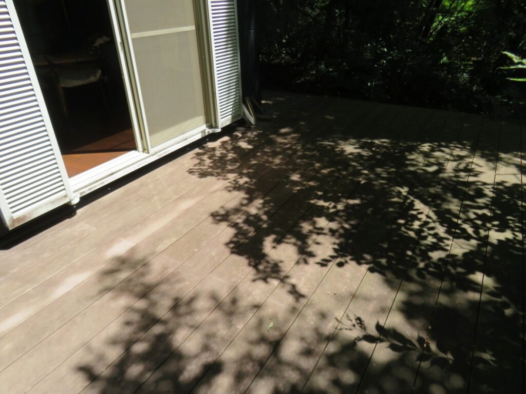 木漏れ日のデッキ