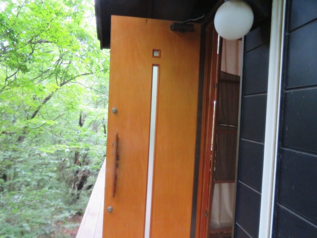 でも、内側は木目