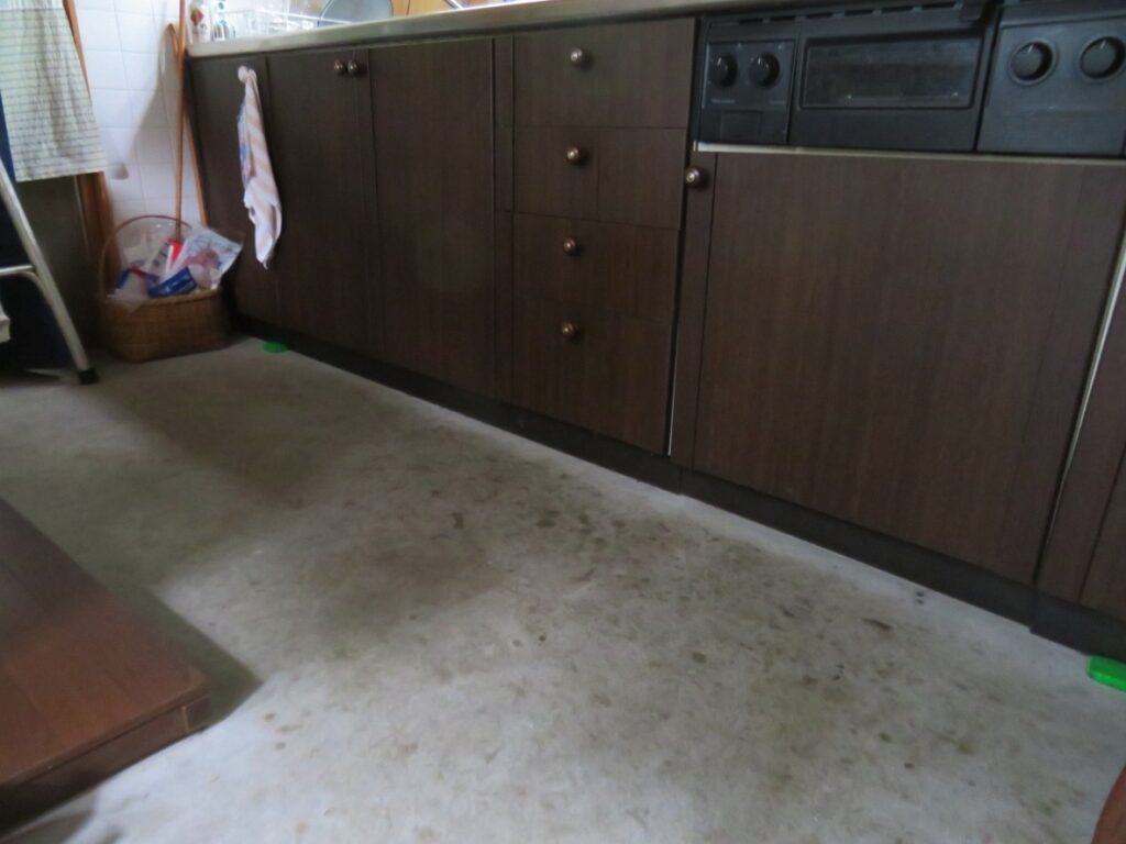 土間は玄関からキッチンまで続いています。