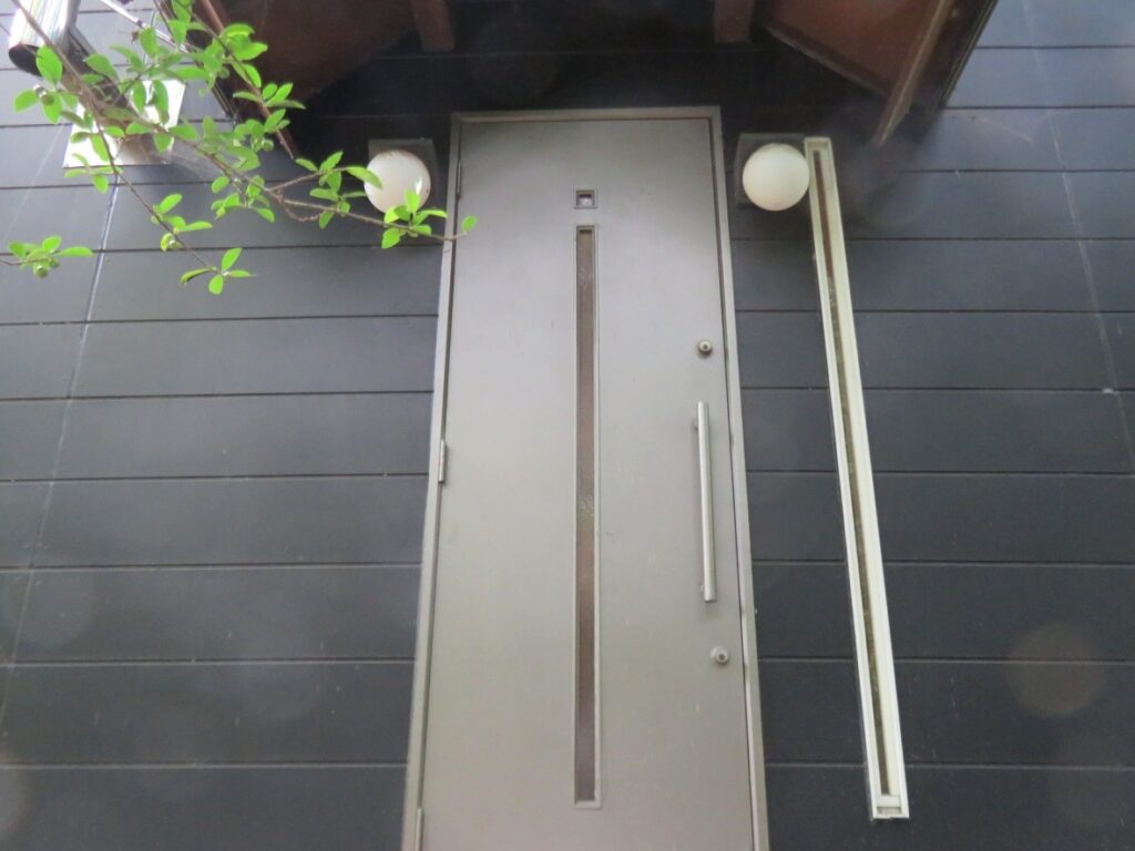 スタイリッシュな玄関ドア