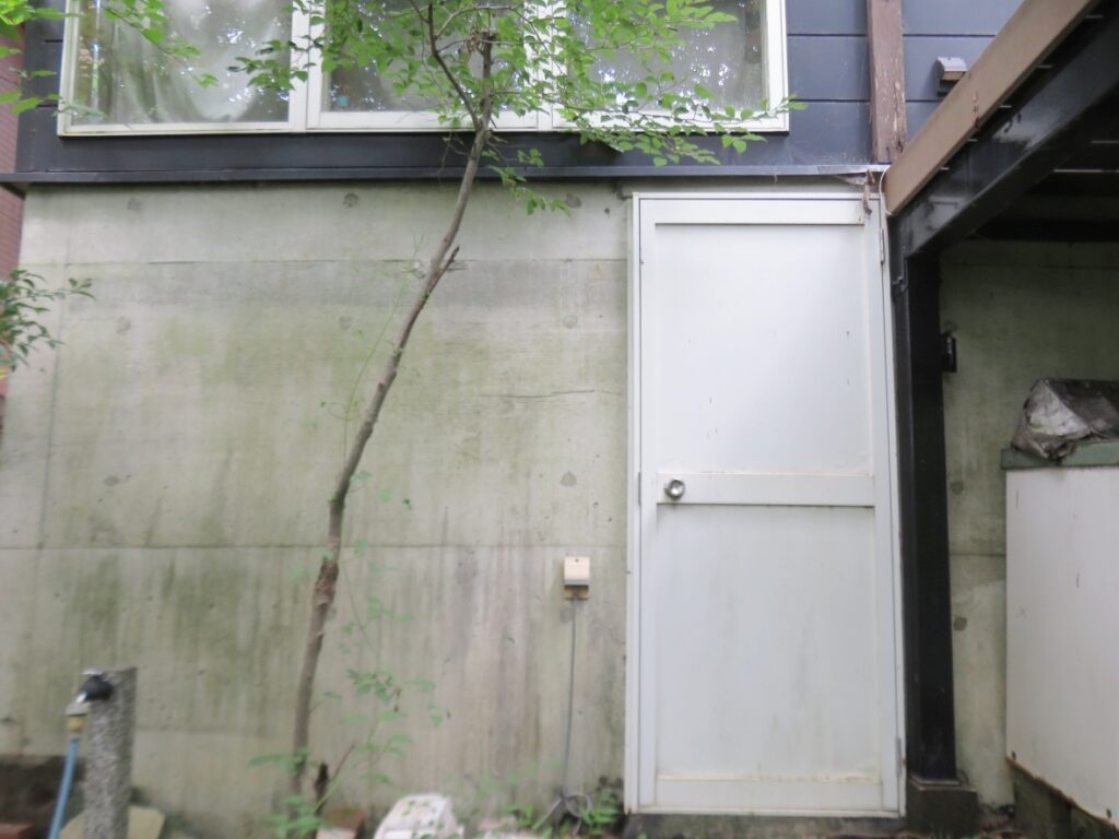 地階への入口