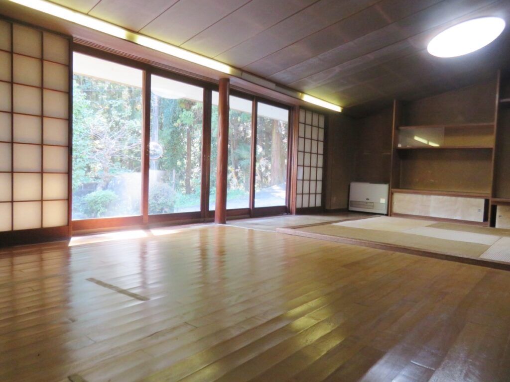 右手に居間