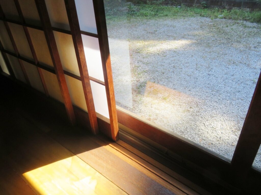 敷居の溝がいっばい
