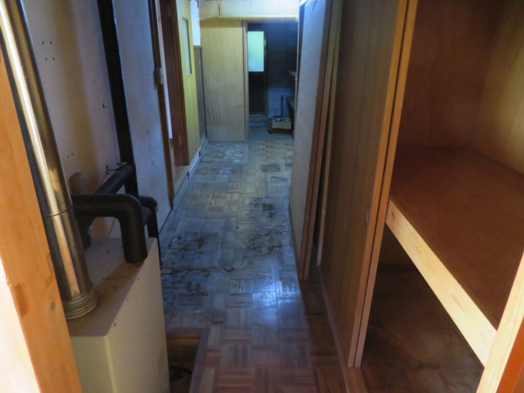 廊下?納戸?床がよくありません
