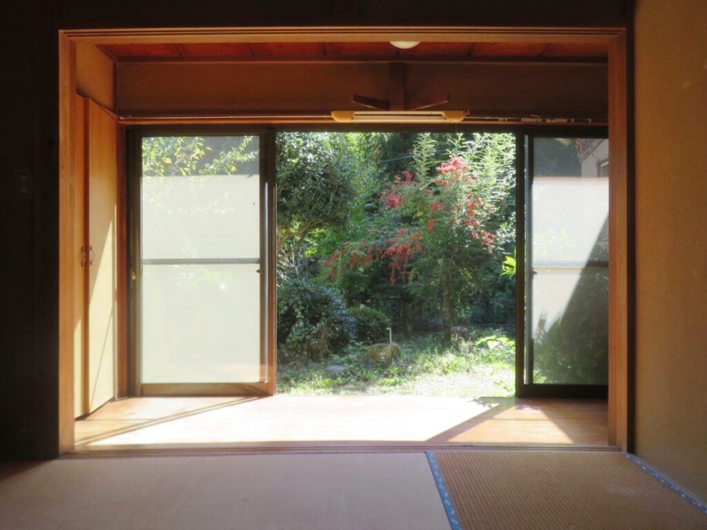和室から広縁越しにお庭を