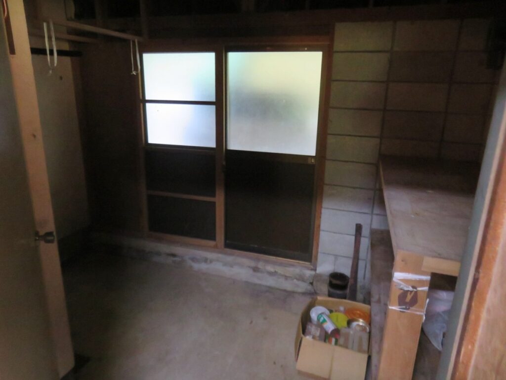 その奥に、外からの入口もあります、納戸