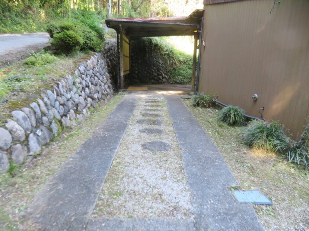 玄関へのアプローチ