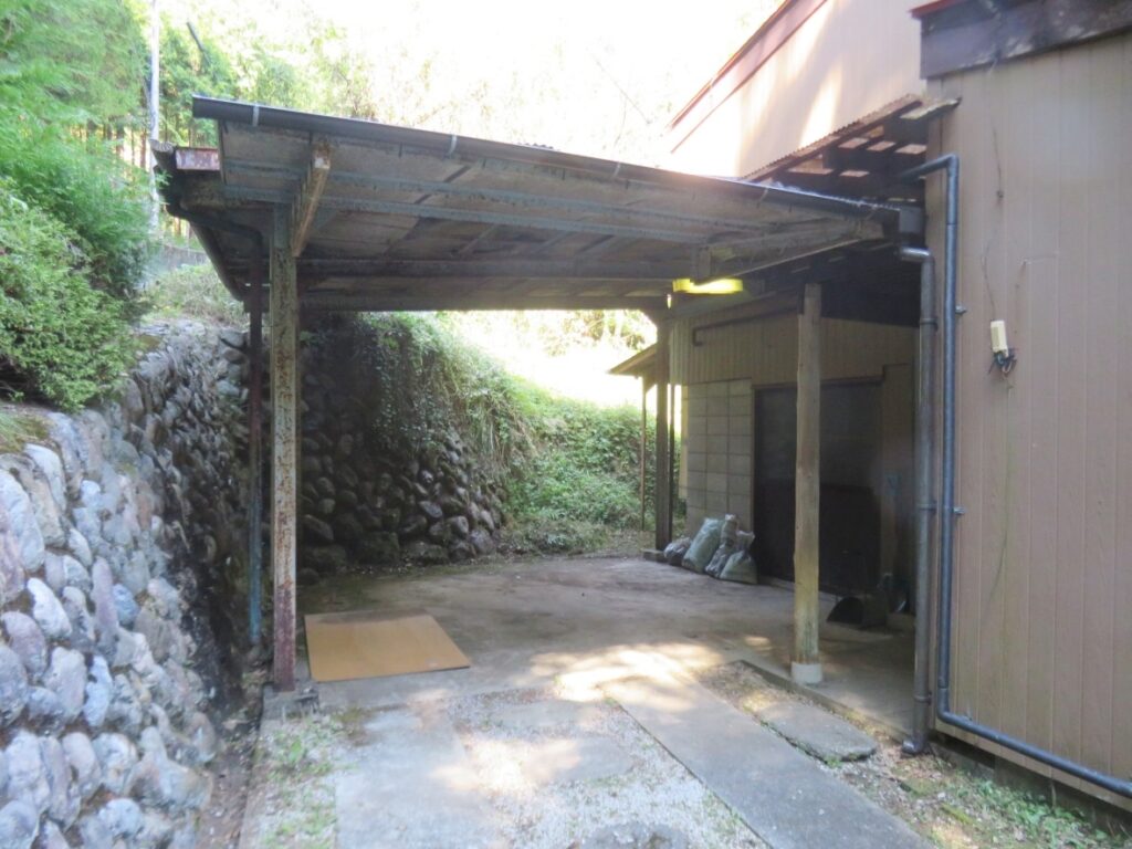 屋根下に駐車できます