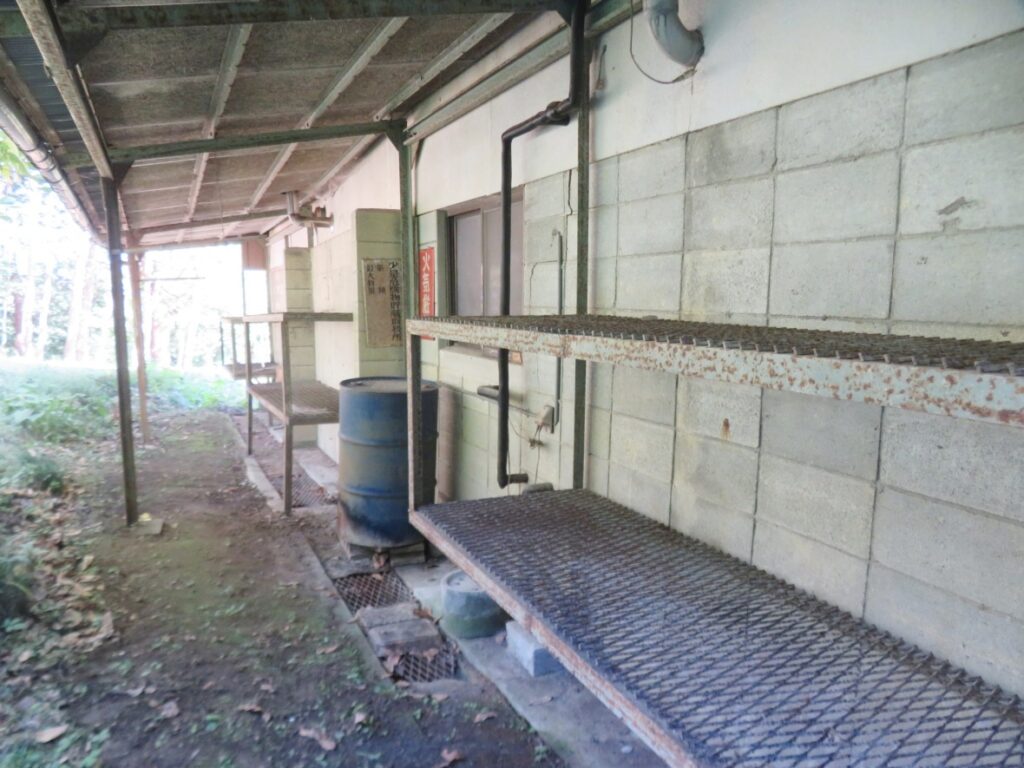 建物の裏に