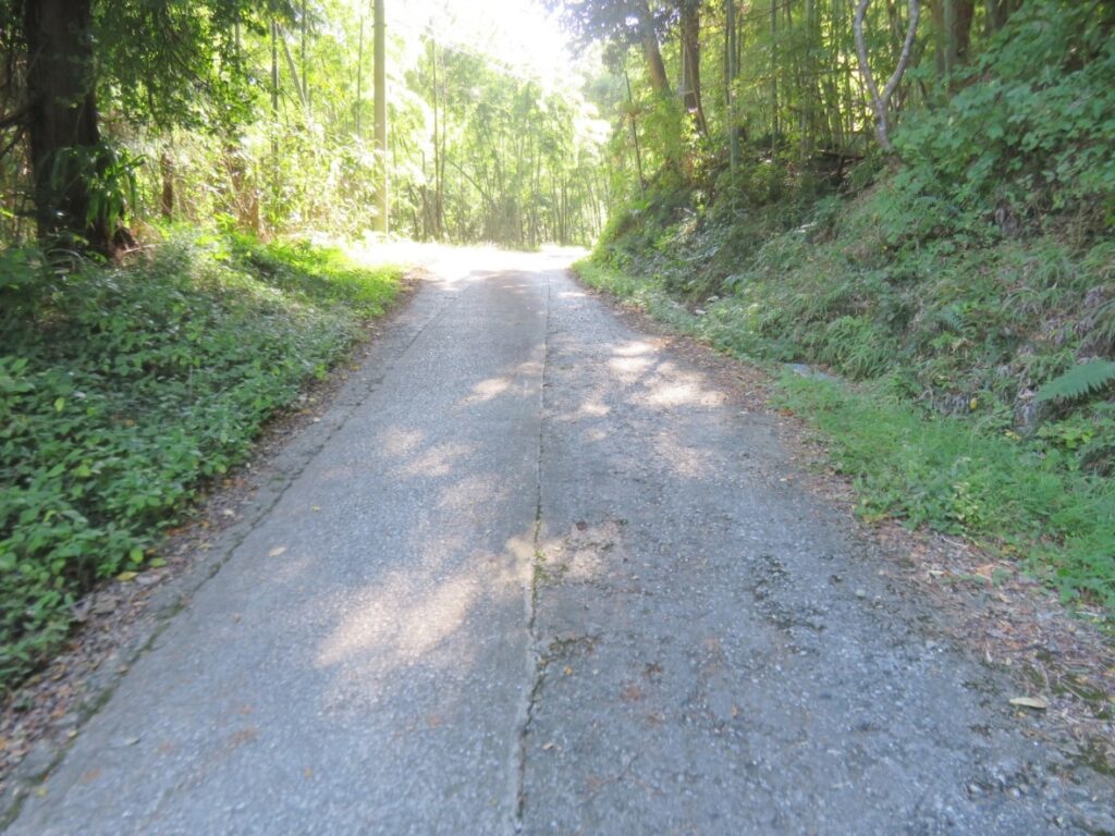 狭い道、運転にはご注意ください