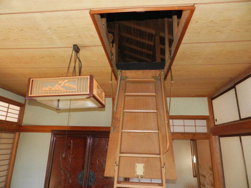 屋根裏収納庫