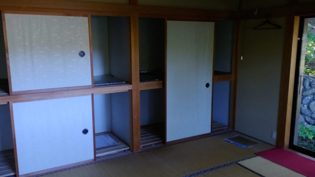 押入