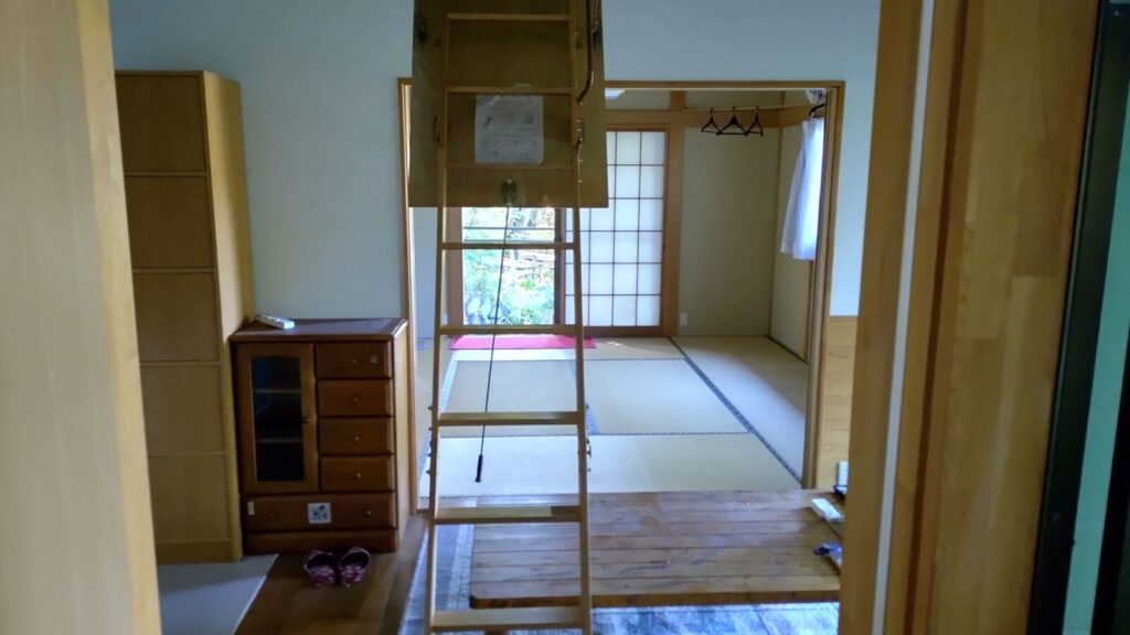 屋根裏梯子