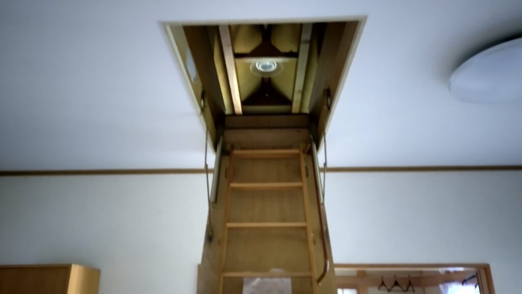 屋根裏はしご