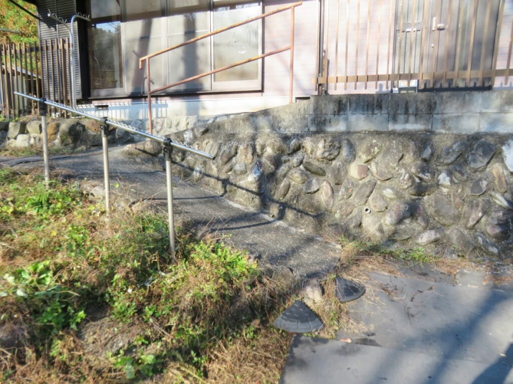 玄関へはスロープに