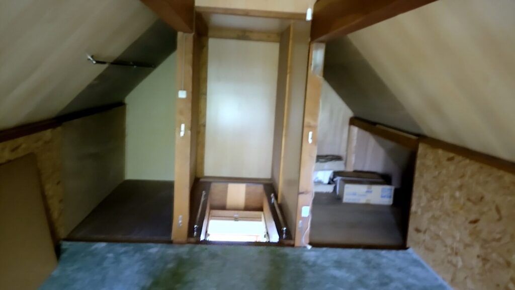 屋根裏収納