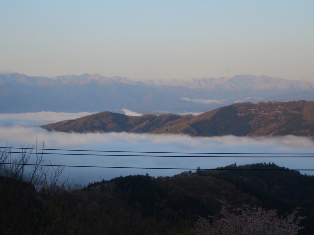 オーナー様がバルコニーから撮られた雪化粧の奥秩父と雲海と美の山