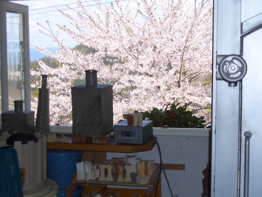 オーナー様が撮られた陶芸窯の横の窓から
