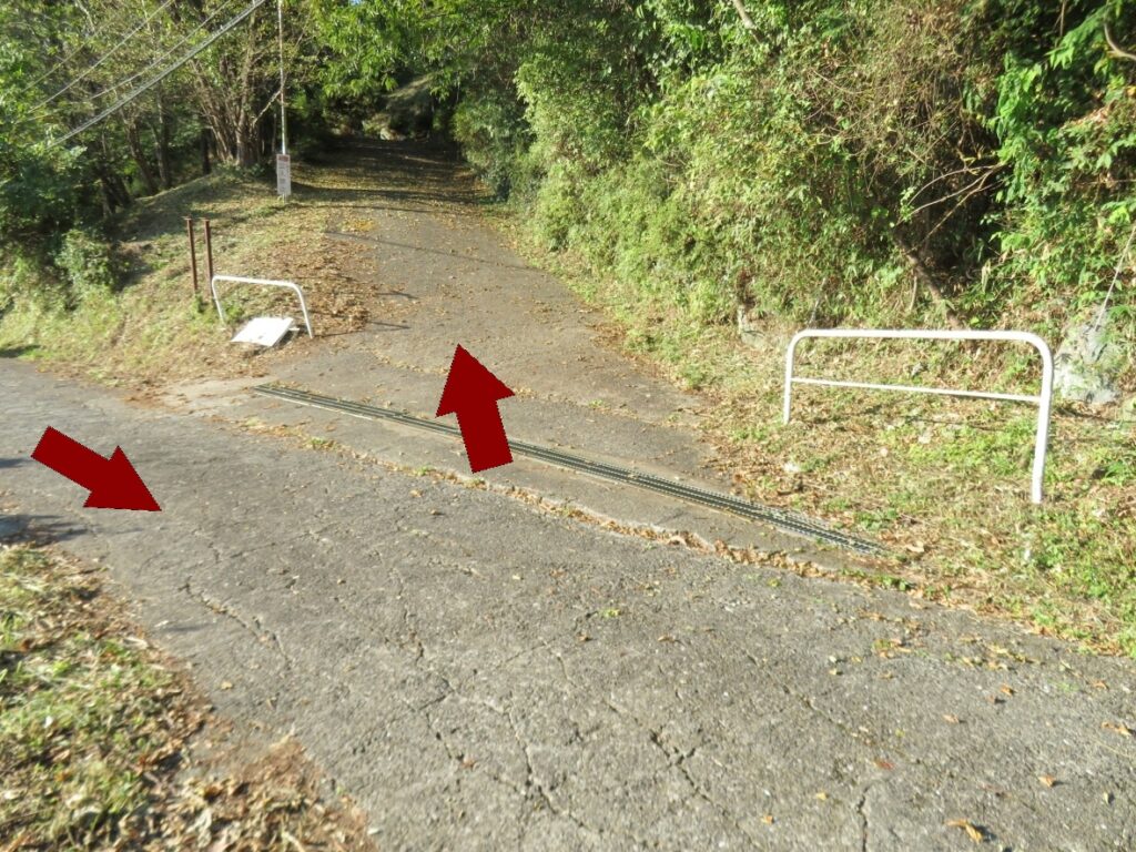 鋭角に左斜め、矢印の方へ、切り返さないと難しいかと、ここから団地に入ります