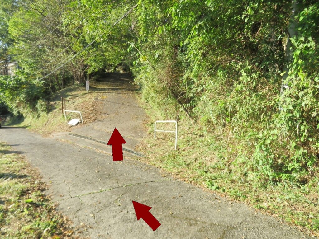 右斜め、矢印の方へ、ここから団地に入ります