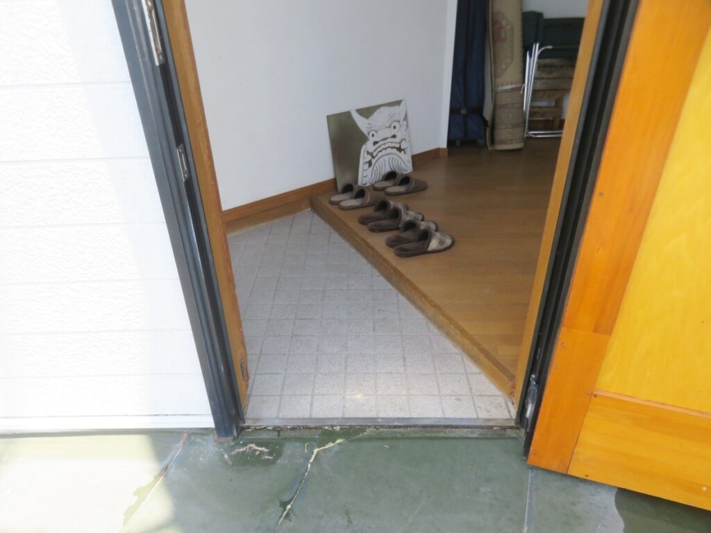 玄関ドアを開けて