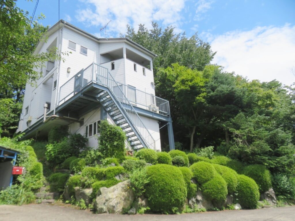 左手のこのお家です