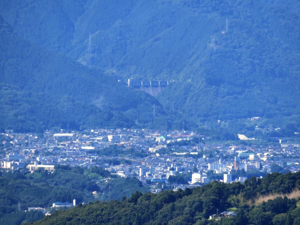 もう少しズームすると、秩父の街、その先に浦山ダム!
