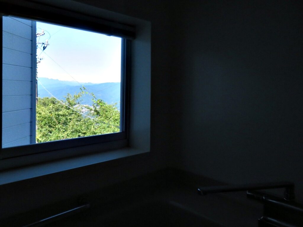 浴室の窓から、両神山と皆野の街