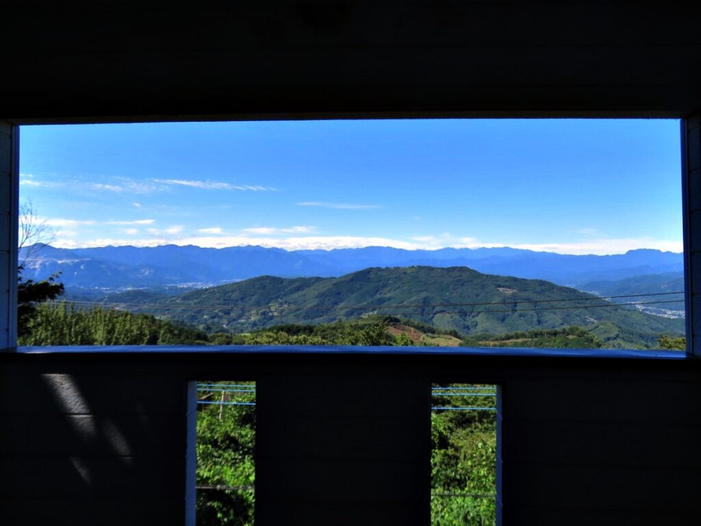 正面手前に美の山
