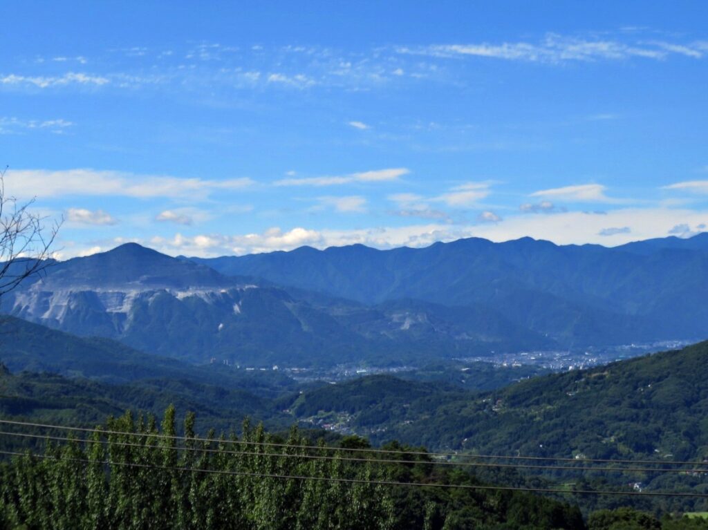 少しズームすると、武甲山と秩父の街