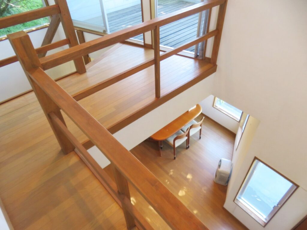 なっています