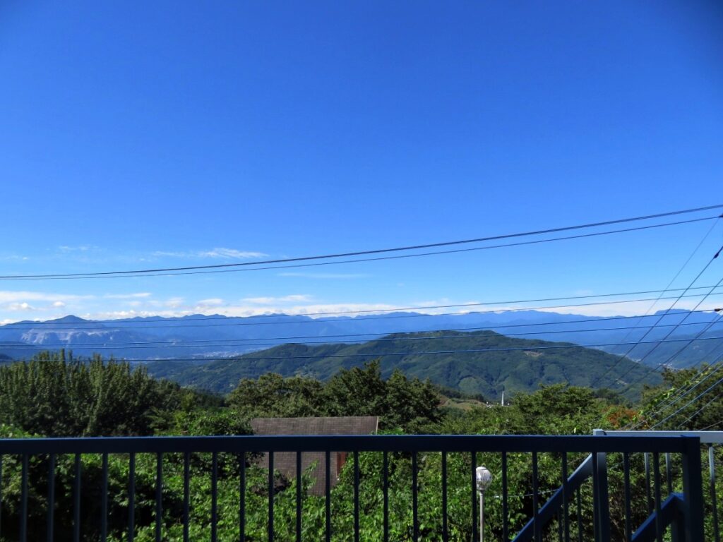 テラスからも武甲山と両神山が
