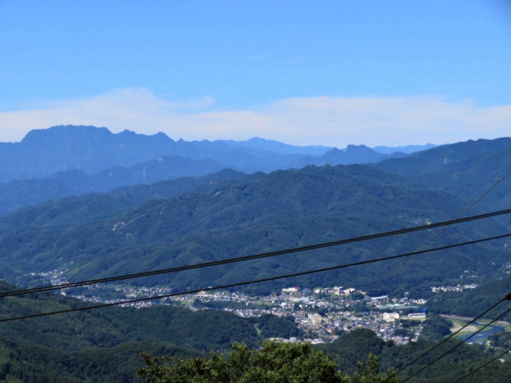 少しズームすると、両神山と皆野の街