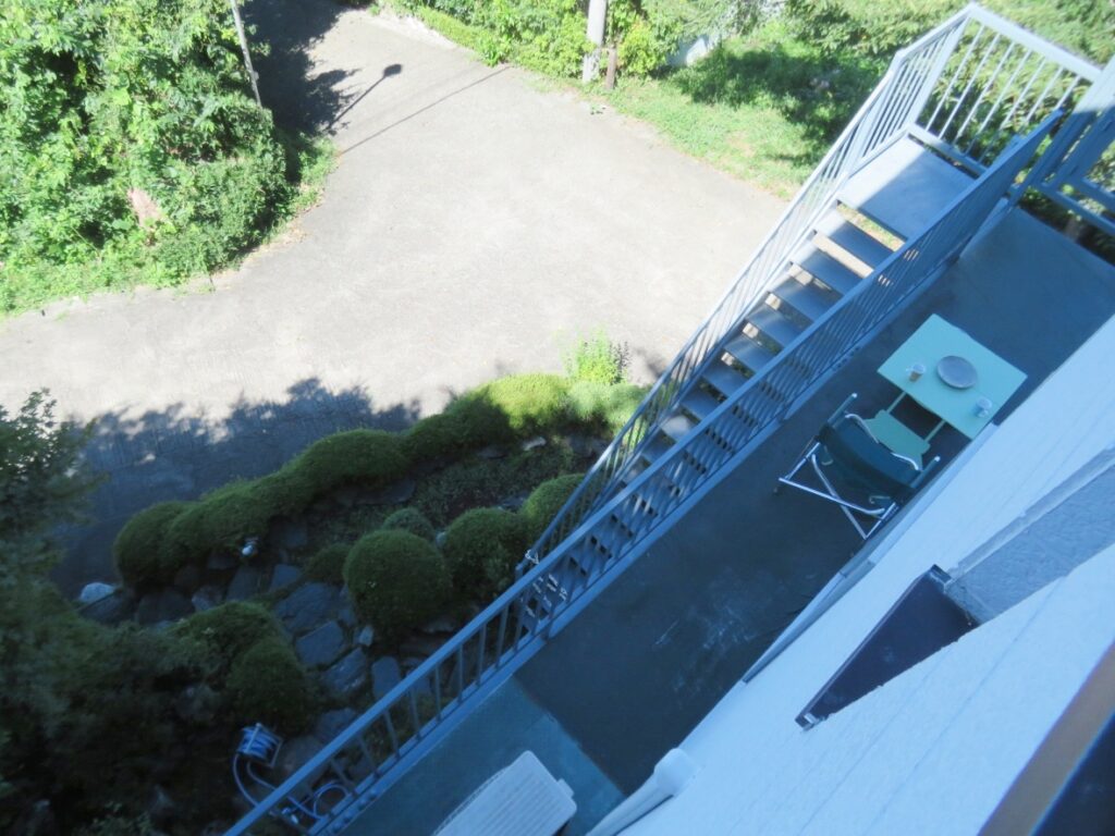 バルコニーから道を