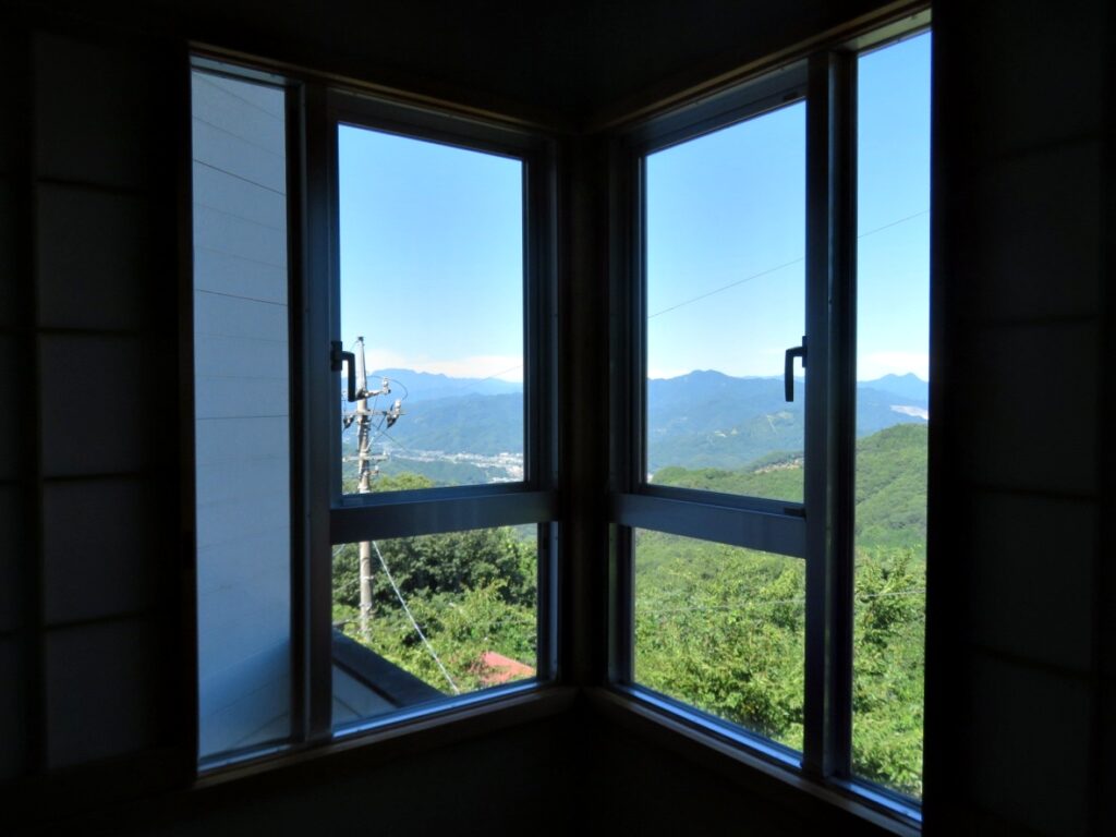 両神山と皆野の街