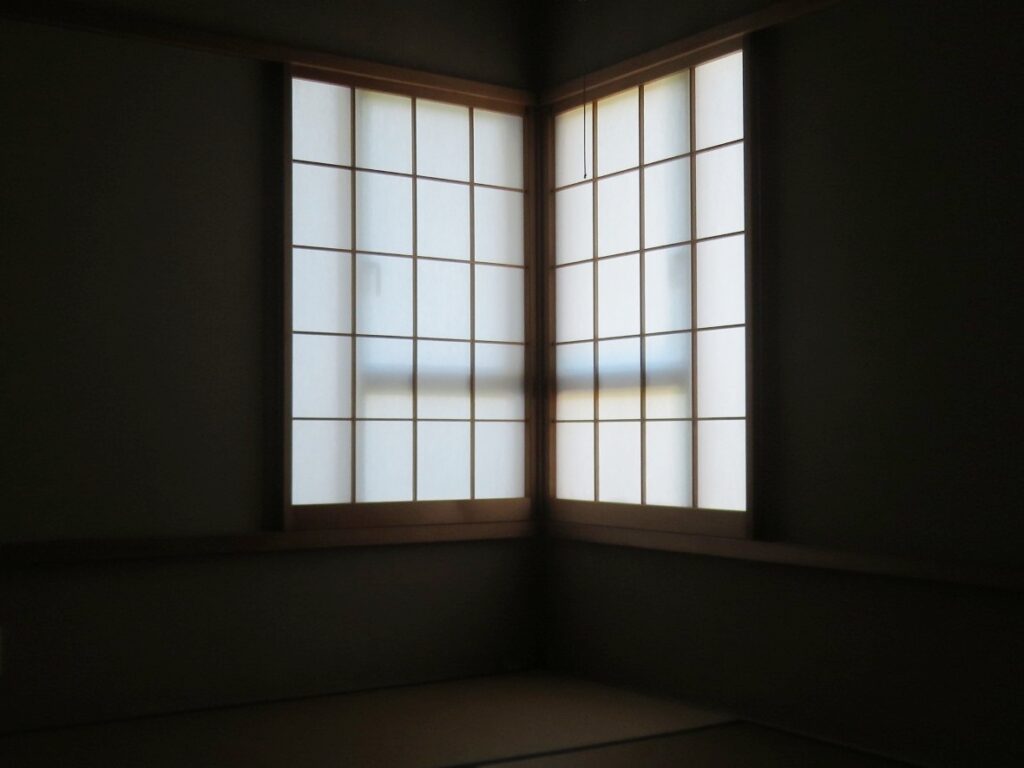 内障子を閉めると