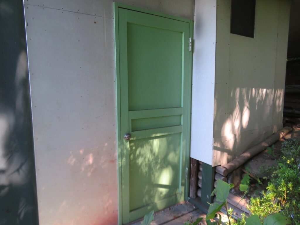 アイスグリーンの建具の先には
