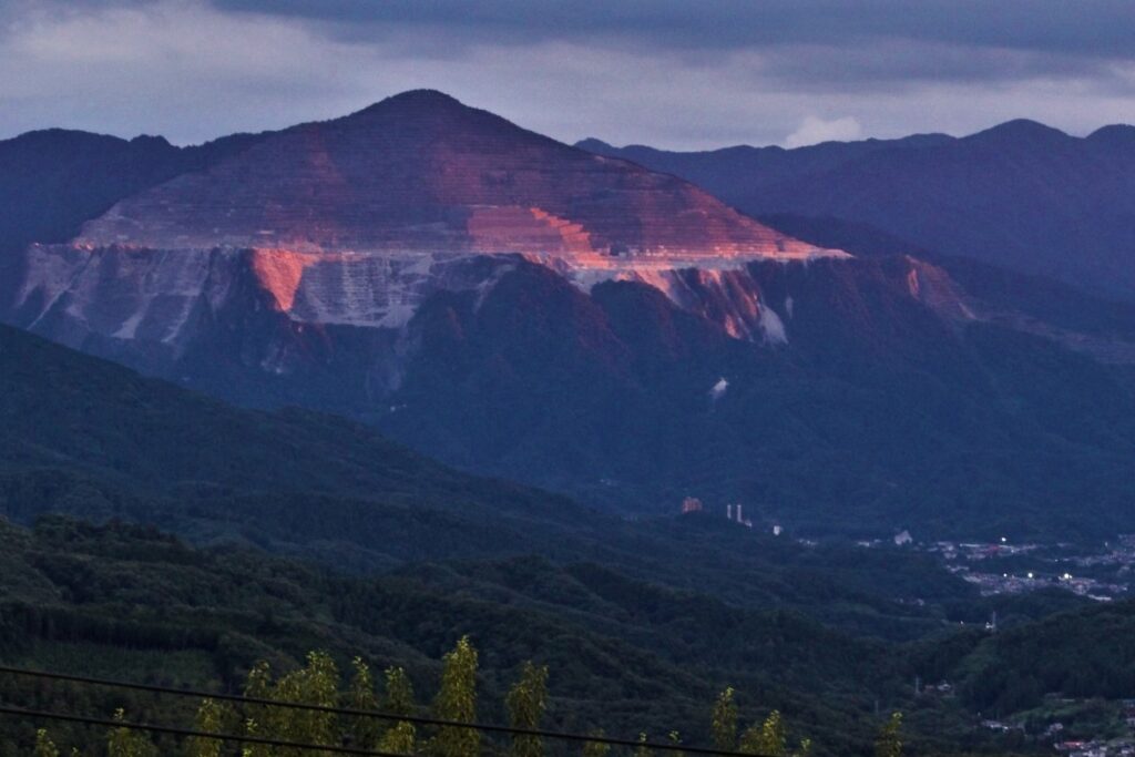 オーナー様がバルコニーから撮られた夕日に輝く武甲山