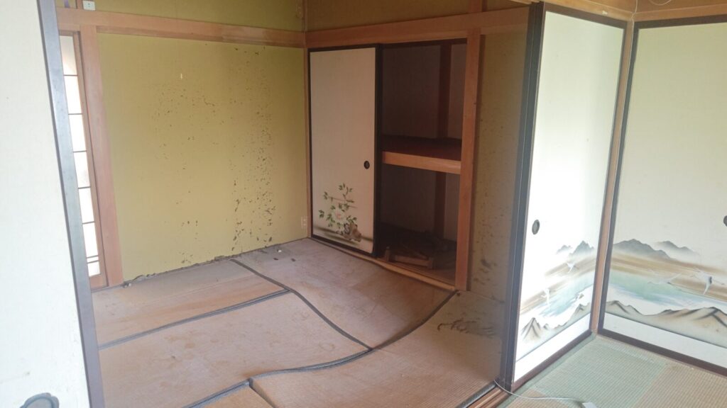 1階北西側和室 押入れ➁と床状況